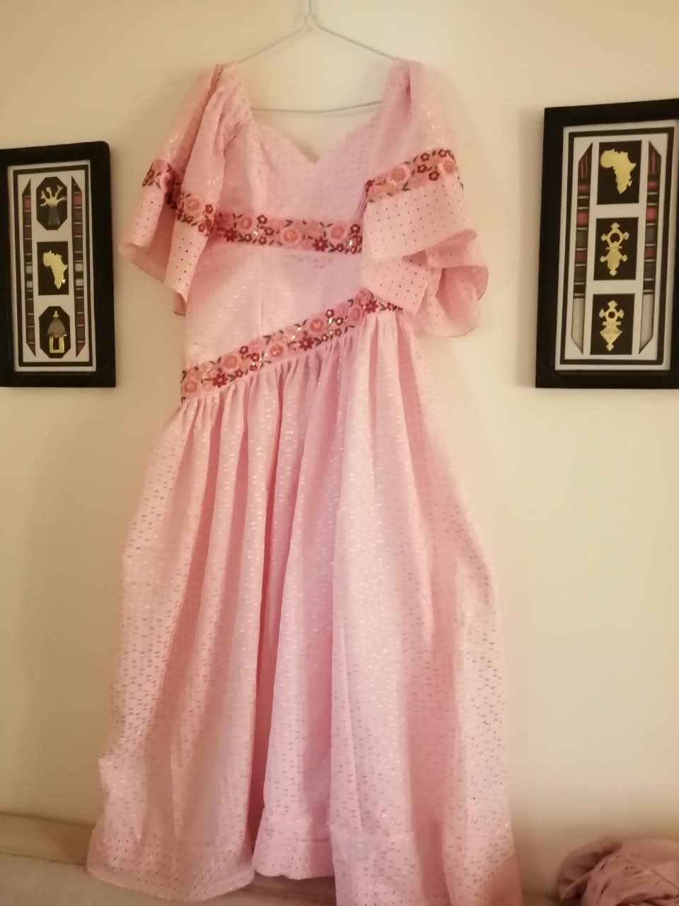 Robe rose en broderie anglaise avec bandes de galon fleuri en diagonale et manches volantées, création MANDINGK