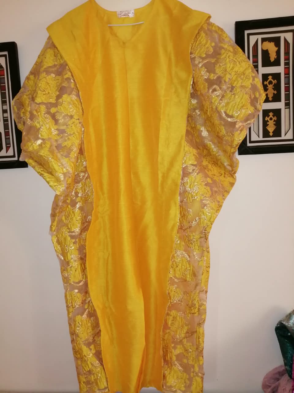 Boubou jaune vif aux pans latéraux en brocart doré ajouré, création MANDINGK
