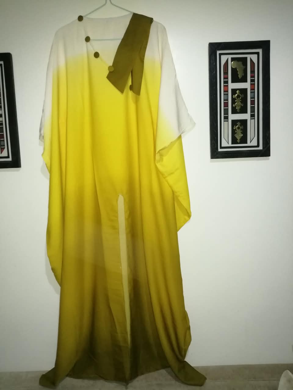 Boubou ample en dégradé de blanc, jaune et kaki, avec pan d'épaule et boutons dorés, création MANDINGK