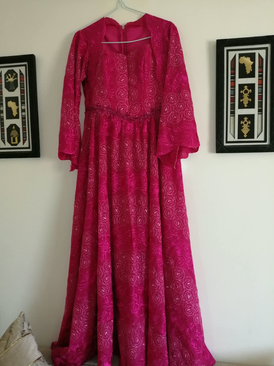 Robe longue framboise à manches évasées, brodée de motifs circulaires et ceinture perlée, création MANDINGK