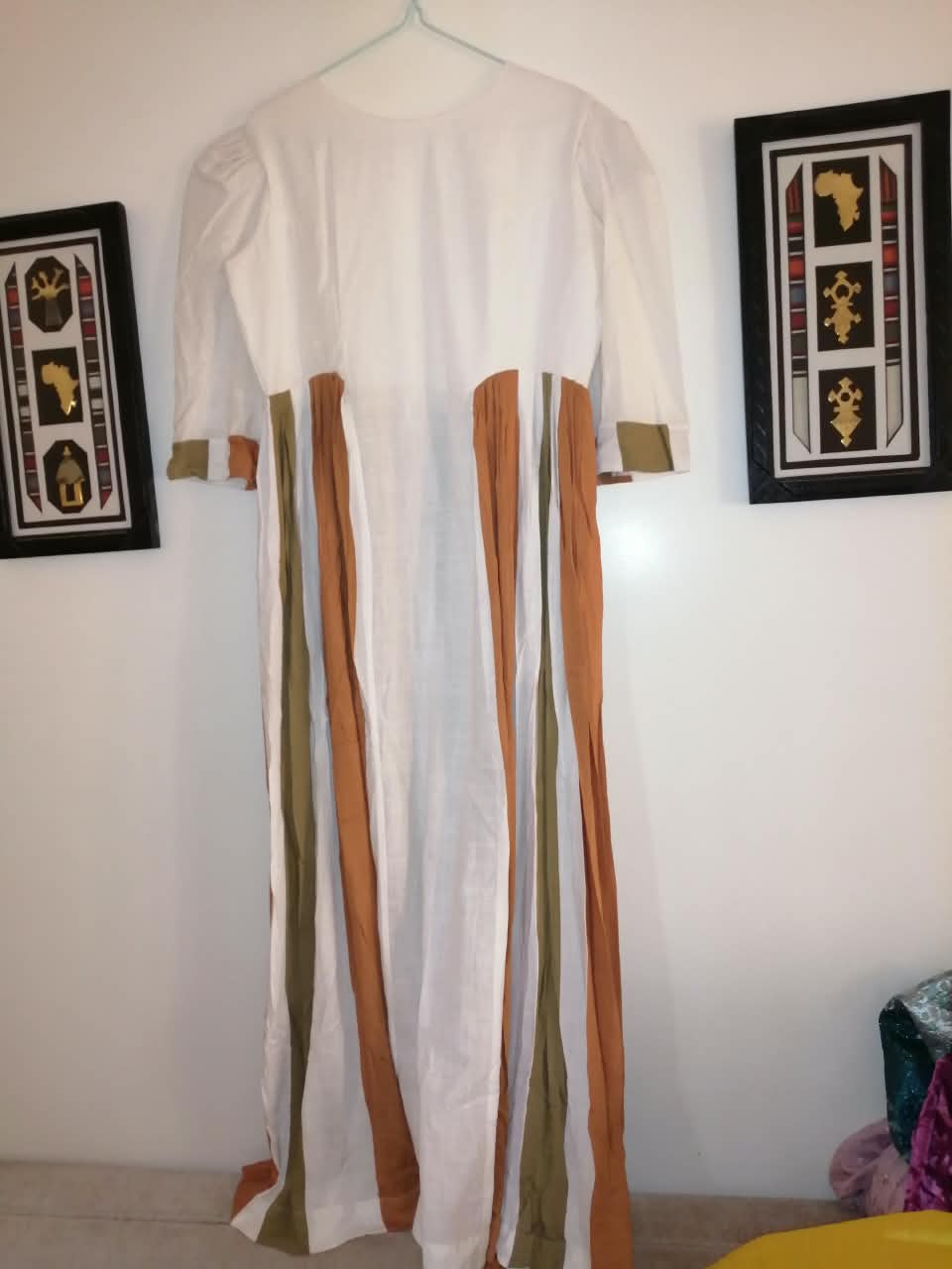 Robe longue blanche à plis creux et bandes verticales terracotta et kaki, création MANDINGK